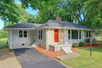 Image de Red Door On Riverview