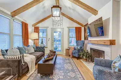 Image de Completely Renovated Historical Cottage -- Walking distance to Downtown Franklin
