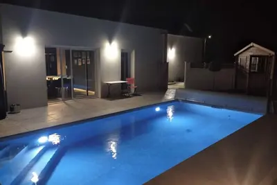 Image de Maison avec piscine à 3 minutes à vélo de la plage