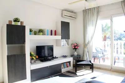 Image de 2 Bed 2 Bath Beautiful Apt Next to Villamartin Plaza