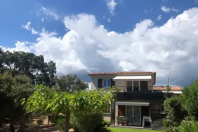 Image de appartement dans résidence avec piscine, gardien, 7 minutes à pied de la plage