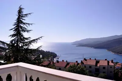 A cozy quiet oasis with spectacular views.