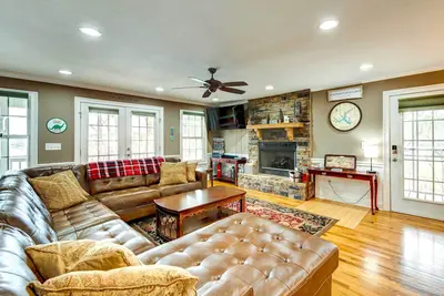Image de Georgia Home on Lake Sinclair w\/ Private Dock