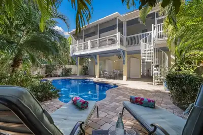 Image de Mon Ami: Pine Ave Location! Pool! 3 Blocks to Gulf or Bay by Anna Maria Life Vacation Rentals