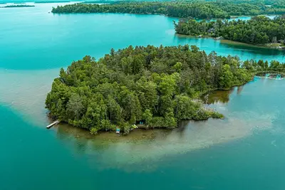 Image de Tiny-home on the beautiful waters of Deer Lake!