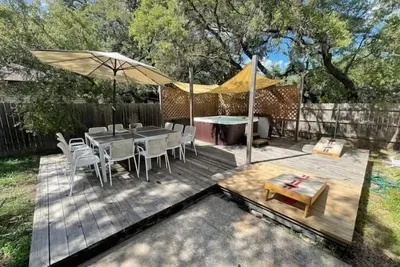 Image de Hot Tub Stylish Luxe Large 11beds Grill/Foosball