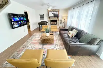 Image de Hot tub) 4 Room Domain: Foosball