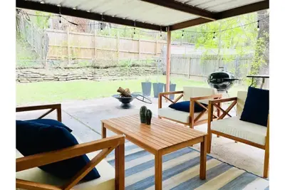 Image de Stylish Chic Mueller home with private patio