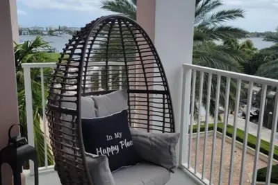 Image de Welcome to your Marina facing Two-Bedroom Double-Balcony Oasis! Serenity awaits!