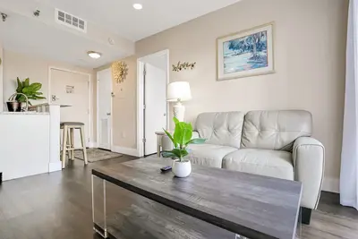 Image de Modern & bright condo with a balcony and Ac - pool, hot tub, and tennis access