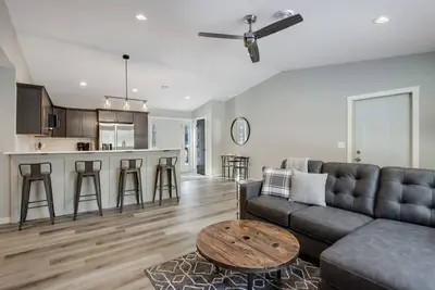 Image de Up North Living! Fully renovated one-level living home in wooded lot near lake.