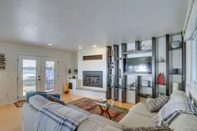 Image de Lakefront Walker Home w/ Boat Dock & Lift!