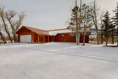 Image de Secluded mountain-view home with hot tub, grill, firepit, wood stove, fireplace