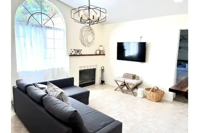 Image de Luminous condo with corner view walking distance from lake! !