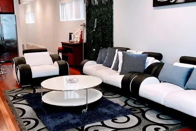 Image de Modern Condo steps away from United Center w/ Free Parking