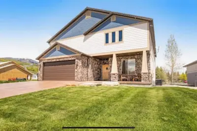 Image de Big 6, 700 sqft Bear Lake Vacation Home blocks from Marina, private hot tub!