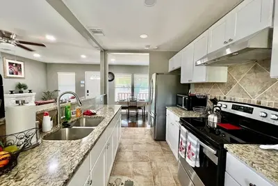 Image de 3br Woodlawn Home • Med Center Area • Furnished Extended Stay • Wi-Fi • W/D • Sa