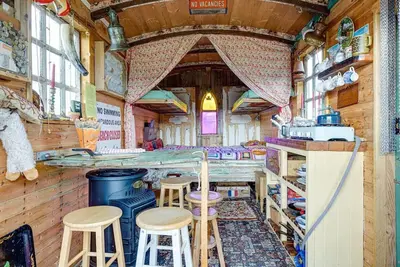Image de Glamping Wagon - 1 x Double Bed, 2 x Single Bed