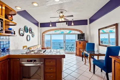 Image de Beachfront 2 Bedroom Penthouse with Panoramic Ocean Views