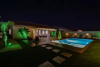 Image de Desert Oasis w/Pool&Spa~Pool Table~Ping Pong~ Firepit~and much more! !