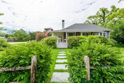 Image de Enchanting bungalow with golf nearby, full kitchen, central Ac, & washer/dryer