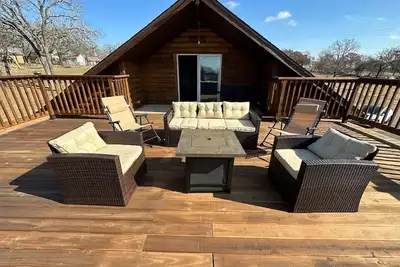 Image de Country Feel in City Limits, Quiet and Vibrant Ranch Home