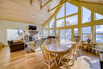 Image de Peaceful mountain-view home with fireplace & wraparound deck - child-friendly