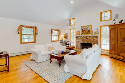 Image de Charming dog-friendly home on 4+ acres with mountain\/valley views & firepit