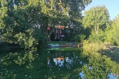 Image de Mas sur grand terrain très arboré avec étang naturel baignable.