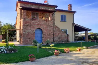 Villa tranquille et panoramique avec piscine privée et vue sur les collines entre Arezzo et Cortona.
