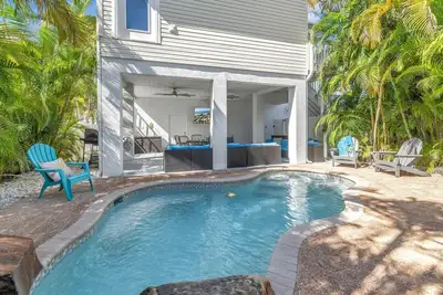 Image de La Coconut: 1 Block to Beach! Dog Friendly! Ping Pong & Foosball, Heated Pool by Anna Maria Life