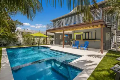 Image de Deja Blu:1 Block to Beach! Tropical Oasis, Poolside Lounge, Pool & Spa by Anna Maria Life