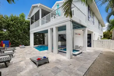 Image de Meant to Be:1 Block to Beach! North End! Pool & Spa, Loaded Game Room by Anna Maria Life