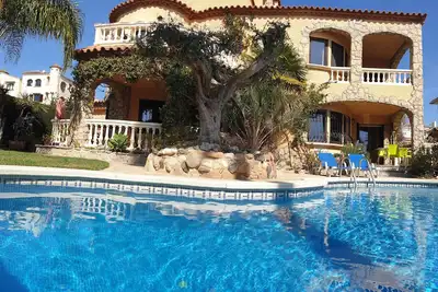 Image de Vacation villas with beautiful garden, pool, 120 m to the sandy beach