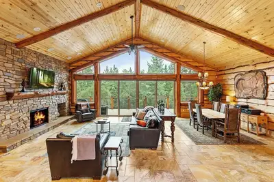Image de Stardust Lodge by Destination Big Bear: Luxury Log Cabin! Gourmet Kitchen! Game Table! Ev Charger!