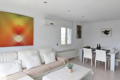 Appartement moderne à deux pas de la plage avec terrasse, climatisation, Wi-Fi et parking
