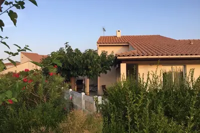 Image de Grande Villa - cour et terrasses ouvertes sur le lac Salonique