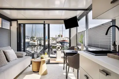Image de Cosy tiny houseboats near the beach and restaurants!