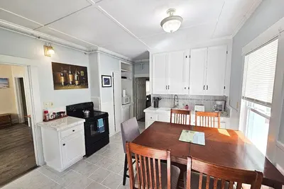 Image de Large 4bd sleeps 10. Only a 7 min walk to the beach. Pets Ok 1st floor