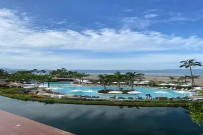 Stunning resort on the beach!
