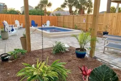 Image de Wonderful Home! Pool with shaded outdoor living space! Walker's paradise! Dogs!