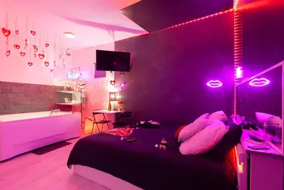 Image de Studio \"Love Room Avec Balnéo\" avec bain à remous, terrasse privée et Wi-Fi