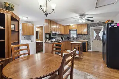 Image de Child/Infant/Pet friendly, Close to the Beach/Trails, Multiple Trailer Parking!