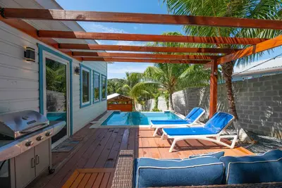 Large West Bay Beach Villa with private pool. Easy walk to beach. Quiet oasis.