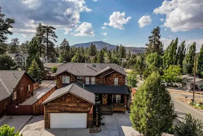 Image de Pet-friendly cabin with game room, air hockey, poker table, private spa + more!