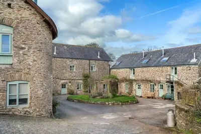 Image de Cosy Home, Huge Garden w/ Lake, BBQs & Seating