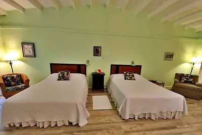 Image de Grand Turk Vibes - Balcony double queen room with partial ocean view!