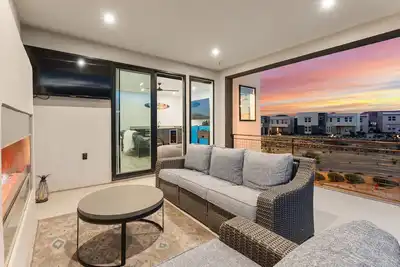 Image de Good Vibes Vacation Home: Desert Color Lagoon + Beaches