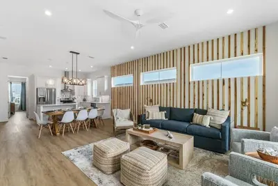 Image de 1 Block to Jax Beach Modern and Clean Beach Home