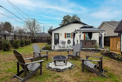 Image de Blue Valley Inn - Hot Tub & Spacious Play Area!
